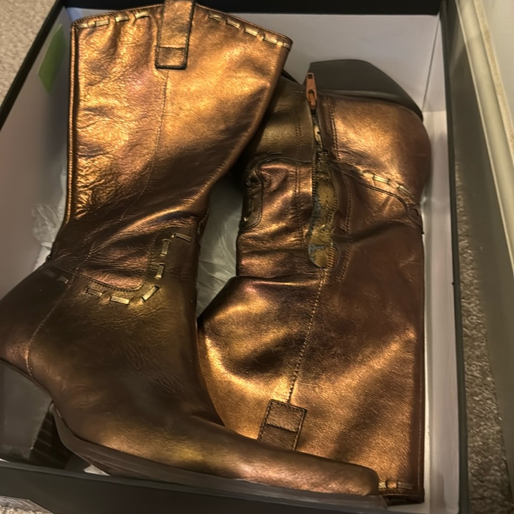 BCBG Size 7 such a unique color I love these.